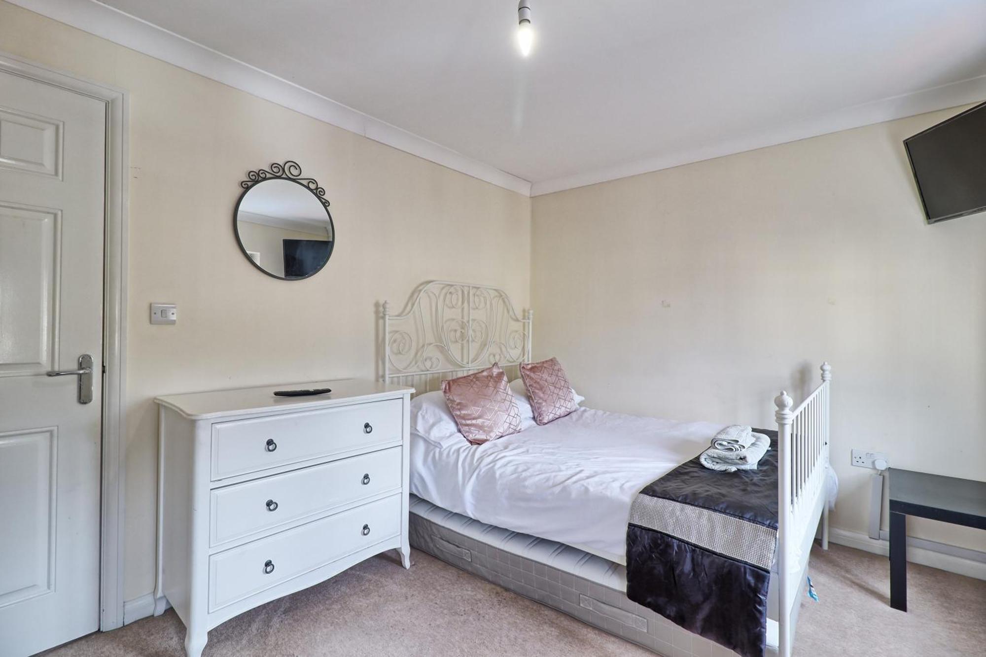 By Buildersbeds - Paignton House 4 Bedrooms Harold Wood Exteriör bild