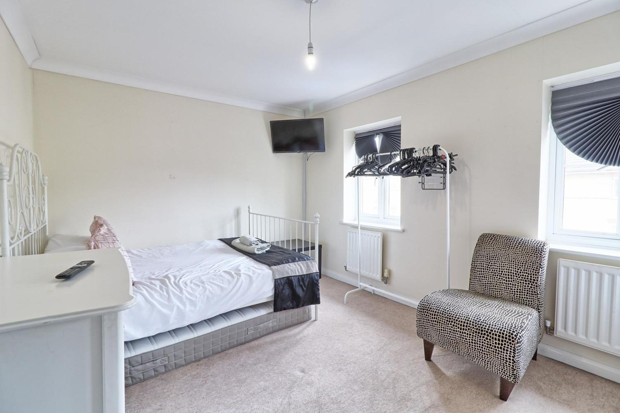 By Buildersbeds - Paignton House 4 Bedrooms Harold Wood Exteriör bild
