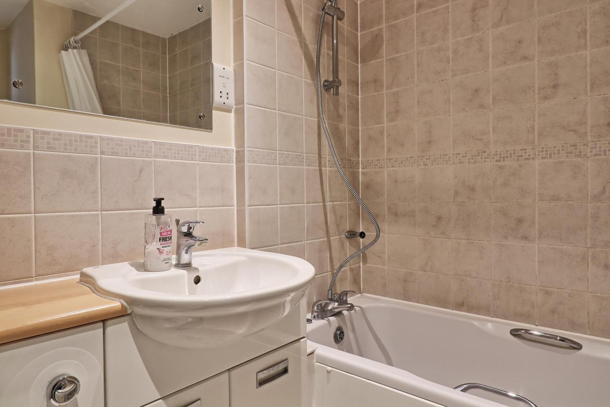 By Buildersbeds - Paignton House 4 Bedrooms Harold Wood Exteriör bild