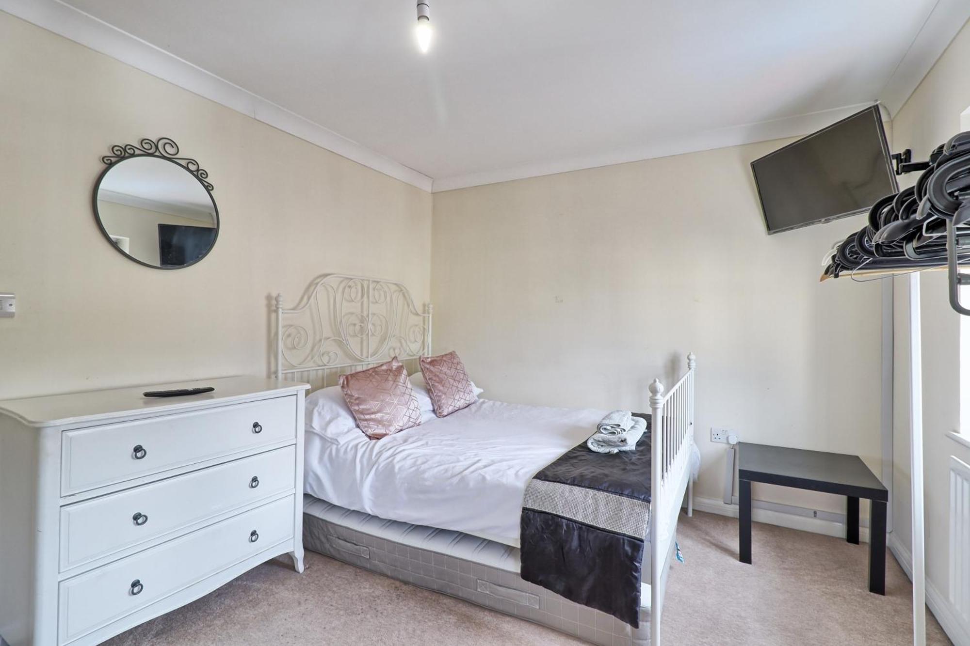 By Buildersbeds - Paignton House 4 Bedrooms Harold Wood Exteriör bild